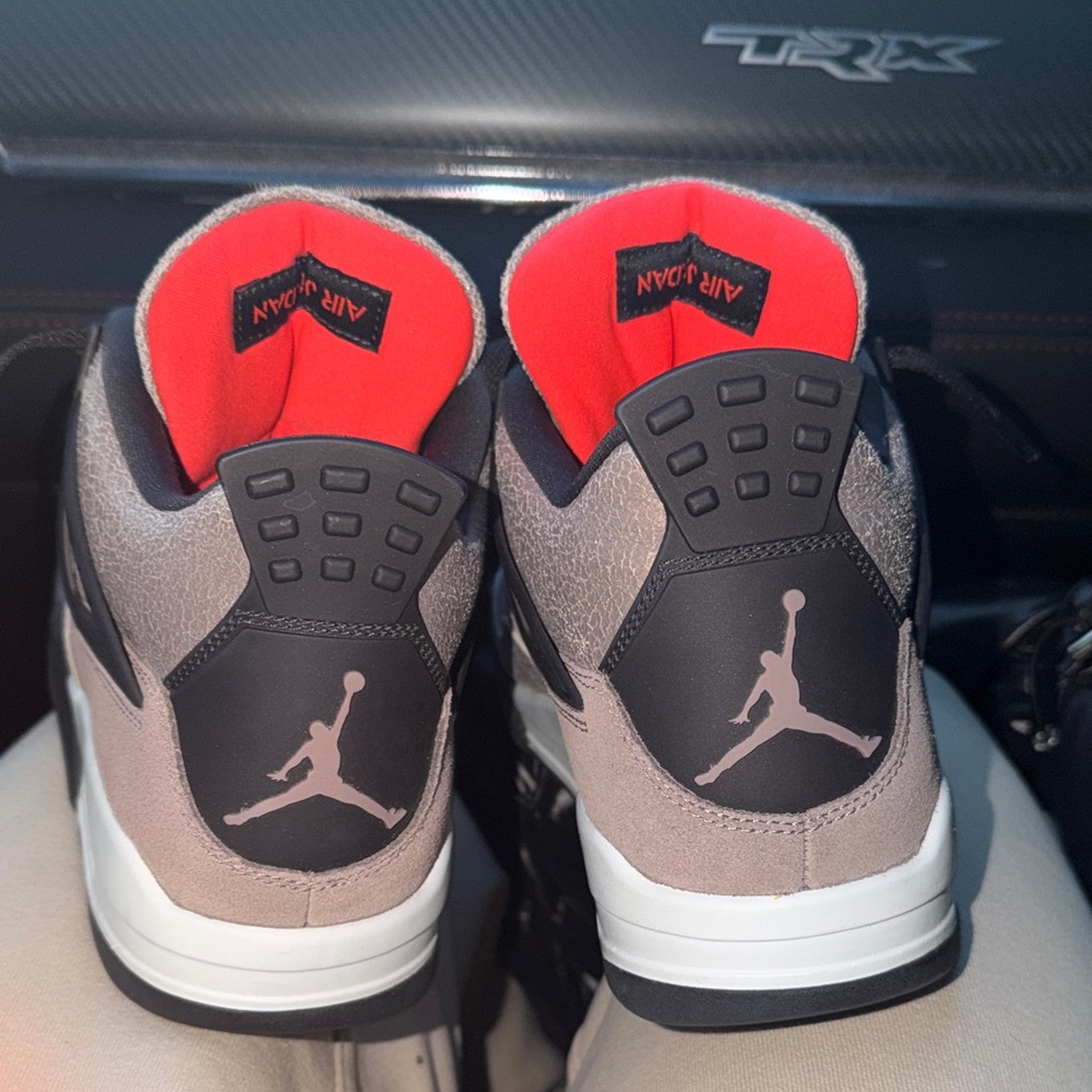 Jordan 4 Retro Taupe Haze RARE! Men’s 9.5 (Used for a photo shoot once) - Picture 4 of 14